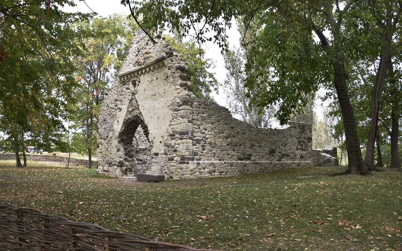 Aszófő, Szent László templomrom helyreállítás után - Héczey-Markó Ágnes