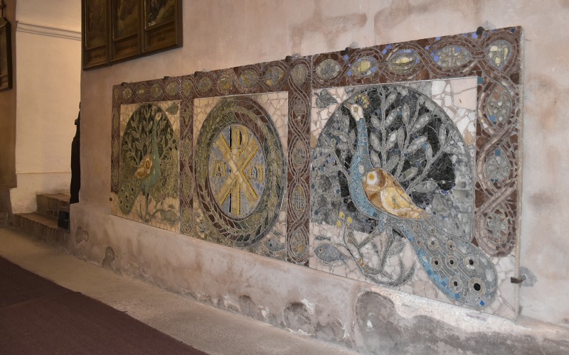 Mattioni Eszter hímeskő alkotása a felsőörsi templomban - fotó: Héczey-Markó Ágnes