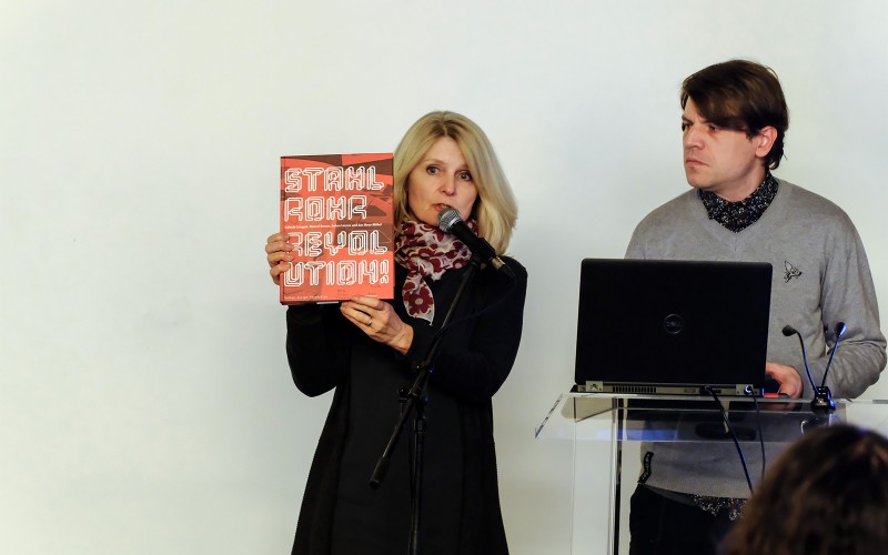 A konferencia szervezői, Getto Katalin és Fekete Dénes a Christop Janik szerkesztésében és Horányi Éva közreműködésével elkészült „Stahlrohrrevolution! Kálmán Lengyel, Marcel Breuer, Anton Lorenz und Das Neue Möbel” című könyvvel. Fotó: Tóth László, Pécsi
