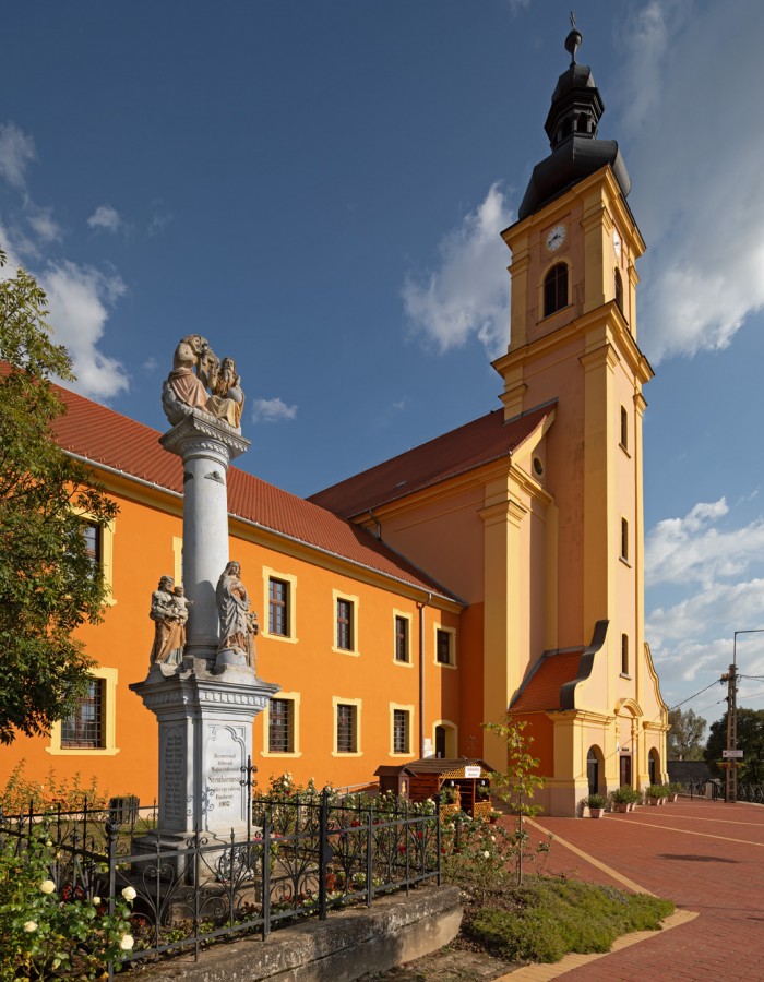 A templom és kolostor a falu felől (fotó F. Tóth Gábor)