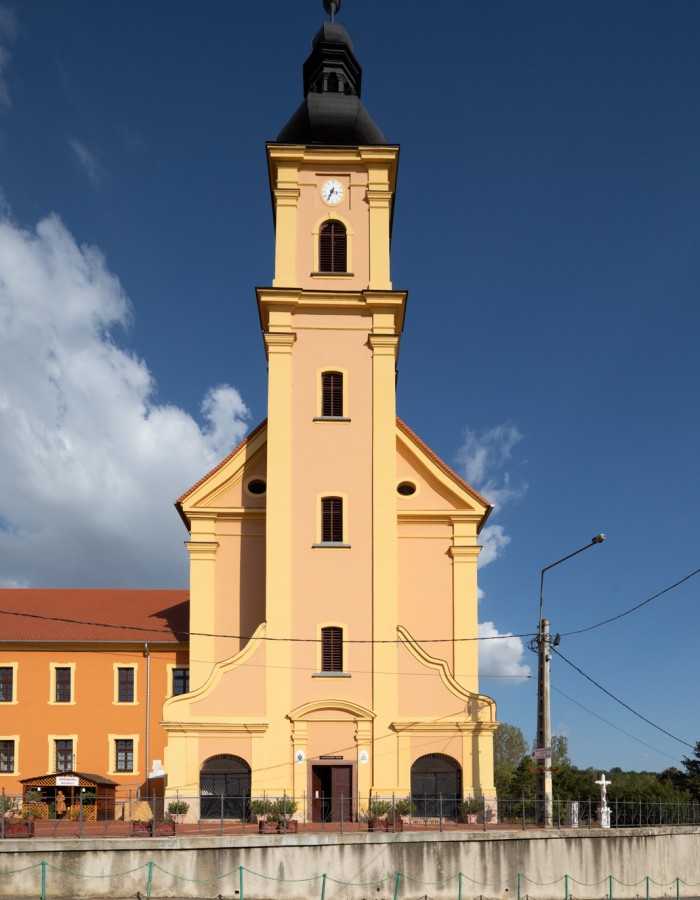 A templom főhomlokzata (fotó F. Tóth Gábor)