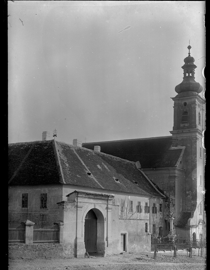 A kolostor a mára elbontott kapujával, 1912. MÉM MDK Fotótár, ltsz. 083.730N