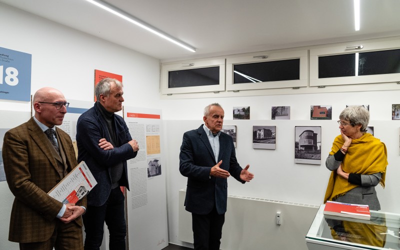 Klaus J. Loderer, Dr. B. Szabó Dezső, Dr. Megyeri Gábor és Dr. Anja Krämer a Napraforgó utcáról készült kiállítás 2023. december 8-án tartott megnyitóján a Mies van der Rohe tervezte épület Weissenhohwerkstatt galériában Fotó: Dr. Ralph Fischer