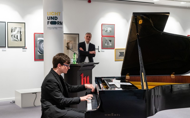 Az esten Lakatos András, a stuttgarti Staatliche Hochschule für Musik und Darstellende Kunst hallgatója játszott Bartók Béla zongoradarabjaiból.  Fotó: Dr. Ralph Fischer