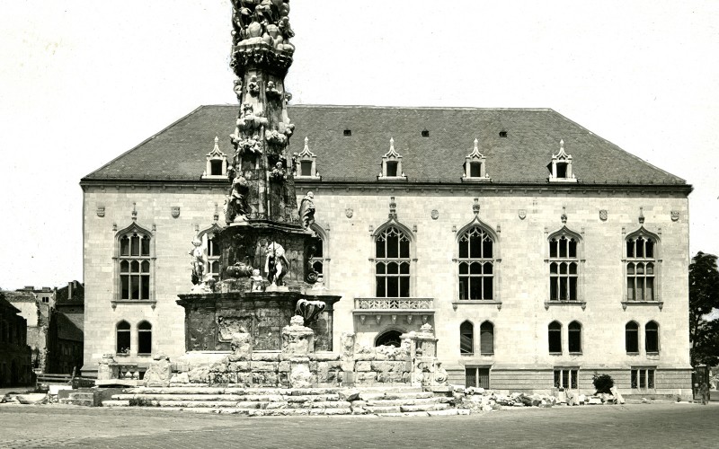 Budapest, Szentháromság tér 6., az egykori Pénzügyminisztérium. Helyreállítása 1946-1948 között valósult meg. MÉM MDK Fotótár ltsz. 034.804P (szerző és évszám nélkül)