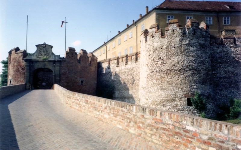 A siklósi vár a kapu felől. A belső és a külső várfalrendszer helyreállításán 1956 és 1971 között dolgozott az építész. MÉM MDK, Fotótár ltsz. 155.814N (Galacanu Efstatia, 1992)