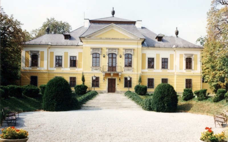 Noszvaj, De La Motte-kastély. 1972-es helyreállításának tervezését Veres Zoltánnal jegyezte Erdei Ferenc. MÉM MDK, Fotótár ltsz. 155.594N (Mihalik Tamás, 1991)