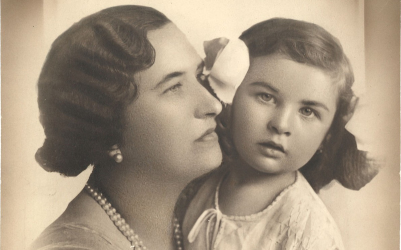 Wolf Johanna édesanyjával, Reif Elza festőművésszel, 1907 körül. Fotó Wolf Johanna hagyatékában, Vitányi Pál jóvoltából.