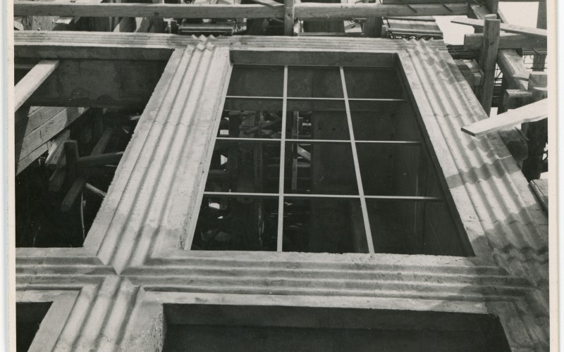 Vasbeton ablakkeretek előregyártása, vélhetően a Ganz Villamossági Művek budai telephelyén (1947-1949). Fotó Wolf Johanna hagyatékában, Vitányi Pál jóvoltából.