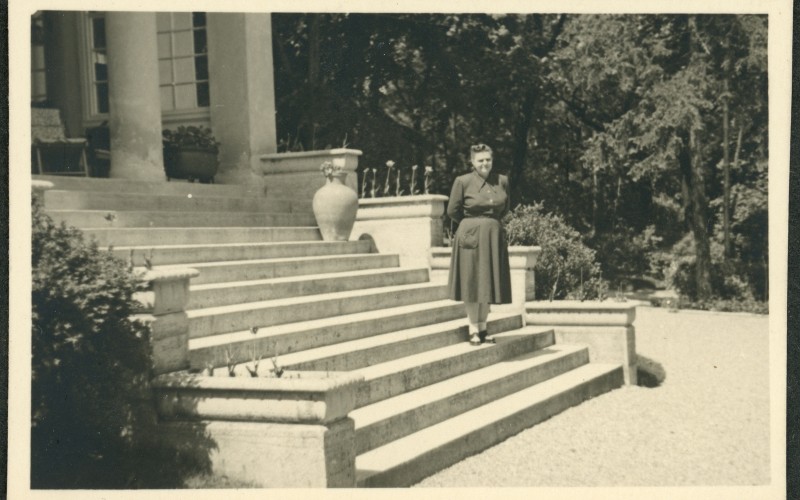 Wolf Johanna Szél Gyulával közös otthona kertjében, 1950 körül. Fotó Wolf Johanna hagyatékában, Vitányi Pál jóvoltából.