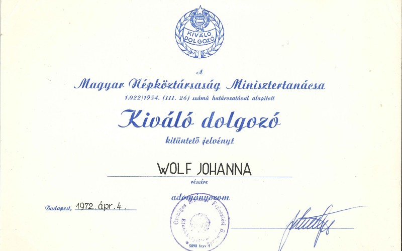 A Kiváló Dolgozó jelvény oklevele Wolf Johanna számára, 1972. Wolf Johanna hagyatékában, Vitányi Pál jóvoltából.