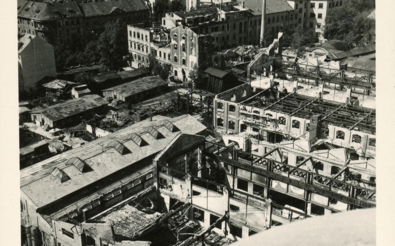 A Ganz budai gyára a világháborús károkkal, 1945 körül. Fotó Wolf Johanna hagyatékában, Vitányi Pál jóvoltából.