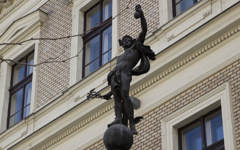 Kereskedelmi Akadémia, Budapest V. ker. Alkotmány utca 9–11. Kereskedelem allegória Hermész alakjában. Fotó: Nagy Krisztina, MÉM MDK, 2020.