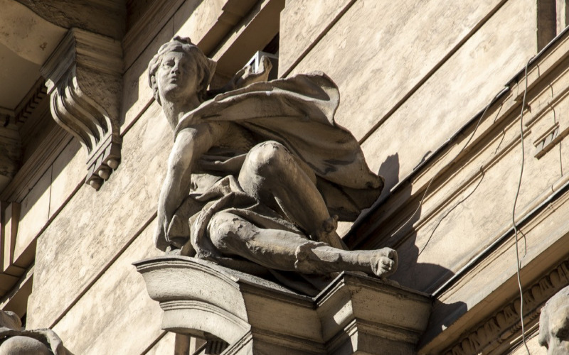 Az Országos Erdészeti Egyesület székháza, Budapest V. ker. Alkotmány utca 6. A főbejárat oromzatának szobordísze. Fotó: Nagy Krisztina, MÉM MDK, 2020.