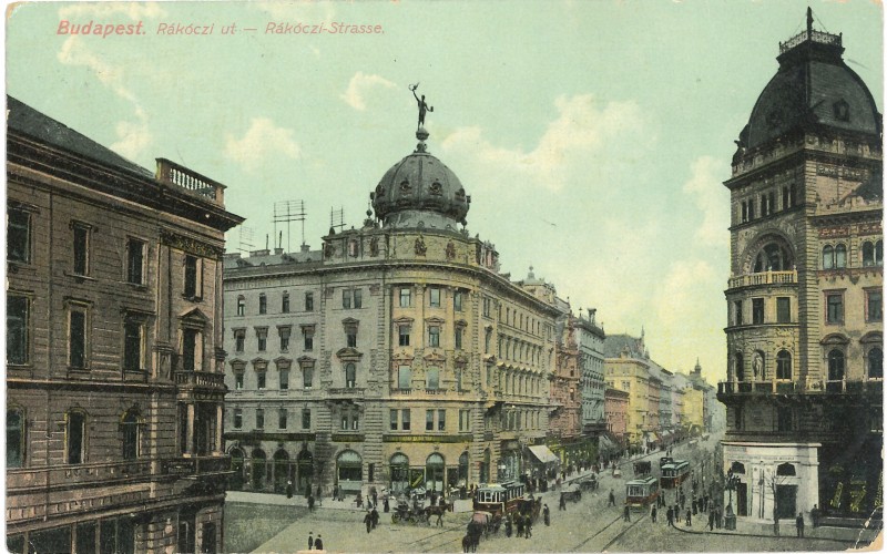 A Pesti Hazai Első Takarékpénztár palotája Budapest VII. kerületében az Erzsébet körút és a Rákóczi út találkozásánál, a hagymakupola csúcsán Hermész alakjával. MÉM MDK Múzeumi Gyűjtemény.