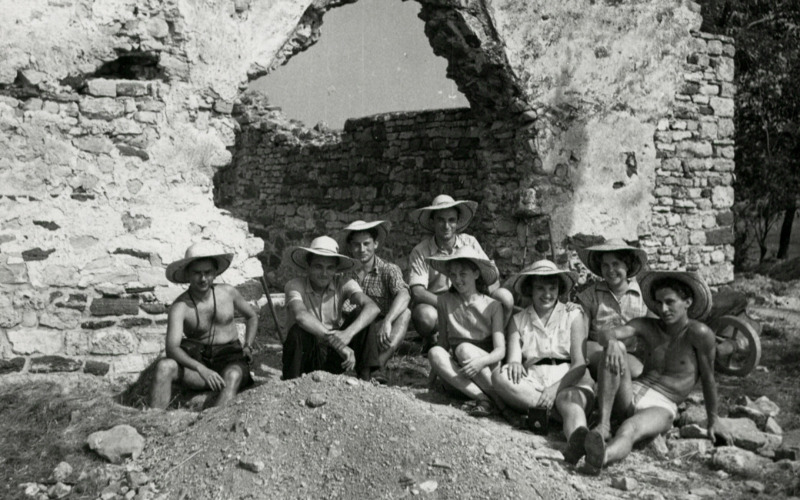 Aszófő, kövesdi templomrom, Zádor Mihály professzor építészmérnök hallagatói az ásatáson, MÉM MDK Fotótár ltsz. 067.986P (ismeretlen szerző, 1957 nyara) 