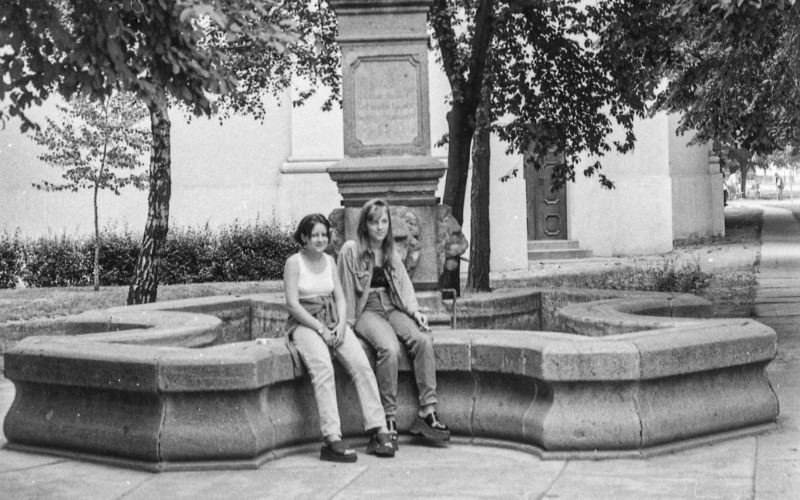 Elek, a Sarlós Boldogasszony templomkertje, MÉM MDK Fotótár ltsz. 242.546N (szerző nélkül, 1998). 