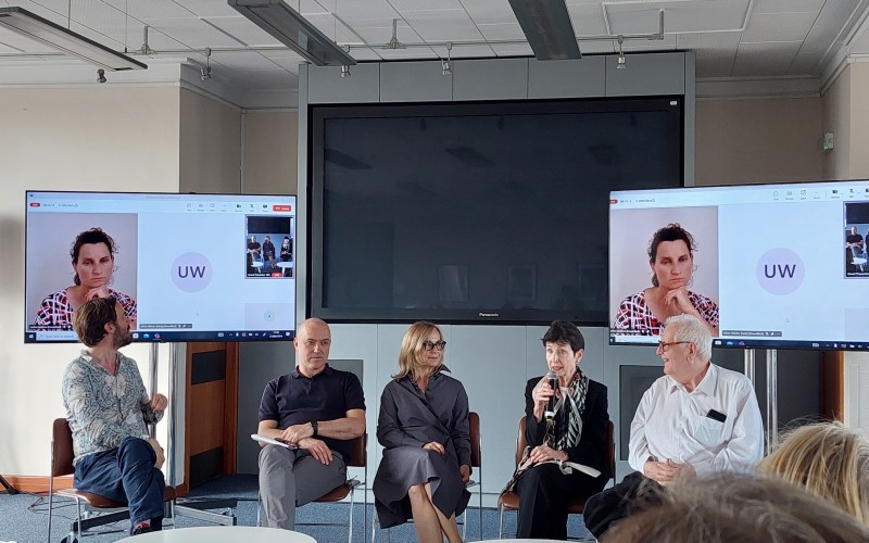A csehszlovák szekció résztvevői, balról: Otto Saumarez Smith moderátor, Peter Papp, Henrieta Moravčíková, Irena Murray, Vladimir Šlapeta és a háttérben Lenka Kerdová (online). Fotó: Sebestyén Ágnes Anna