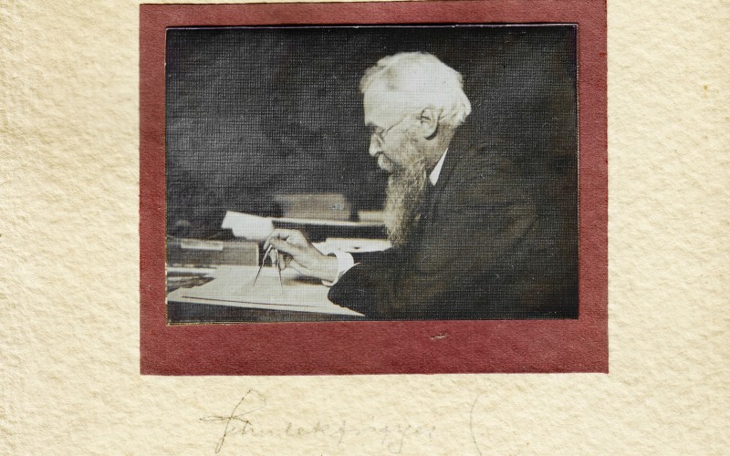 Schulek Frigyes munka közben, (magángyűjteményben)