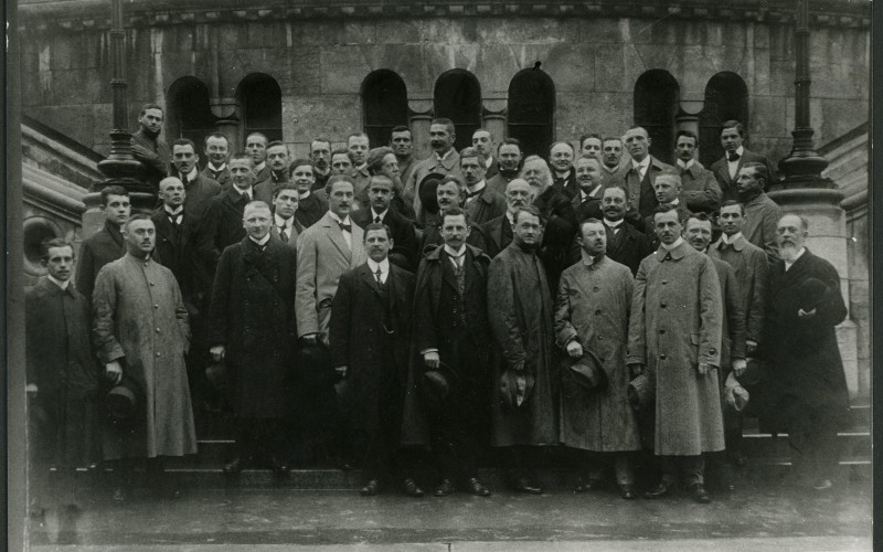 A Műegyetem hallgatói és tanárai a Halászbástyánál, középen Schulek Frigyes. MÉM MDK Tudományos Irattár, Lymbus ltsz. K 1899