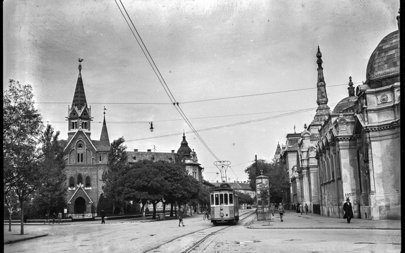 Szeged, Tisza Lajos körút. Bal oldalon a szegedi református templom. MÉM-MDK, Műemlékvédelmi Dokumentációs Osztály, Fotótár.