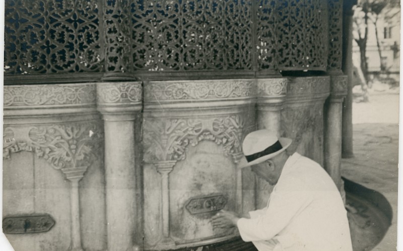 Möller István az Hagia Sophia kútjánál Isztambulban. MÉM MDK, Tudományos Irattár Lymbus ltsz. K 1899.