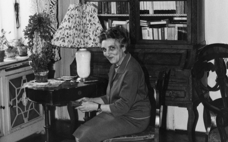 Zádor Anna dolgozó asztalánál