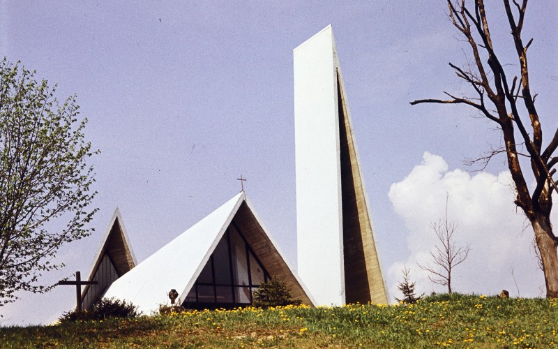 A hollóházi Szent László templom 1967-ben. Fotó: Fortepan / Csaba László örökösei
