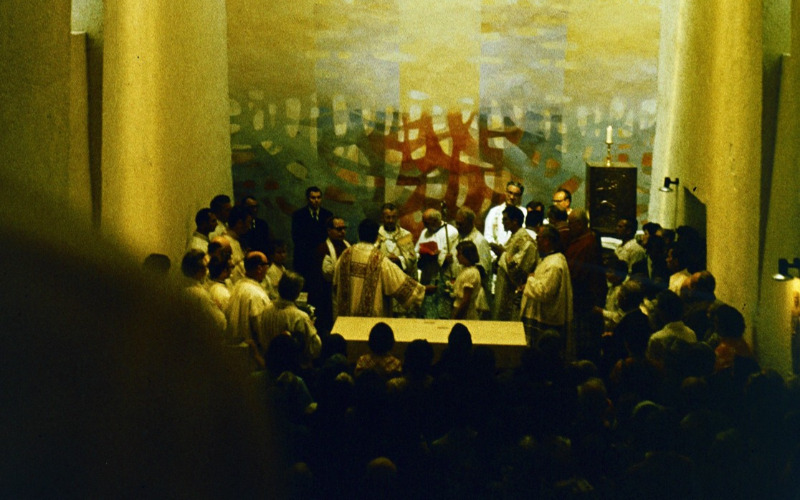 A hodászi templom felszentelése, 1977. A szentély falán Kákonyi Asztrik seccója látható. Fotó: Fortepan / Csaba László örökösei