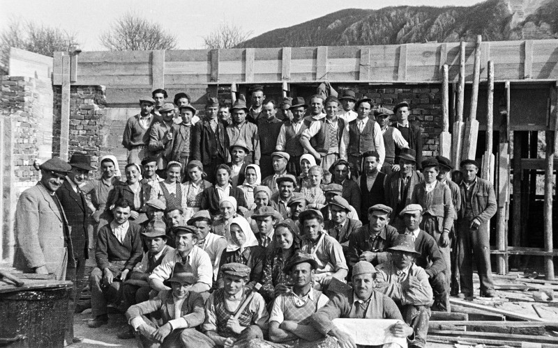 A bélapátfalvi kultúrotthon építkezésén dolgozók 1951-ben, a tervező, Csaba László fényképén. Fotó: Fortepan / Csaba László örökösei