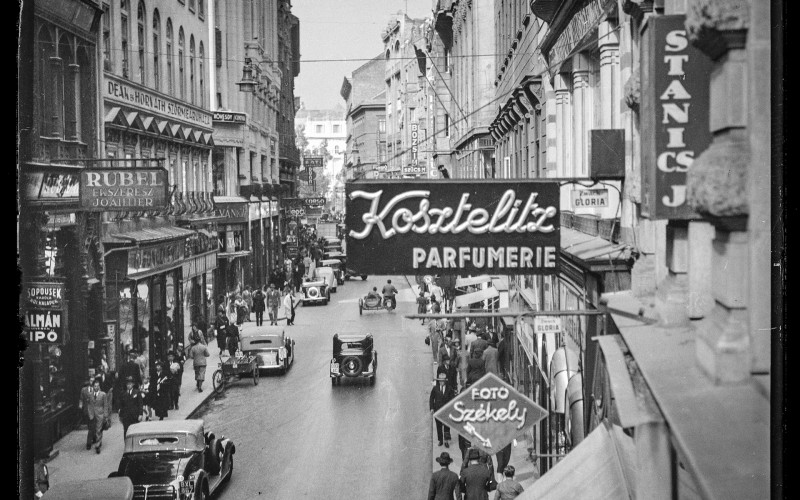 Budapest, a Váci utca részlete az 1920-30-as években, ahol Balogh Rudolf 1903-ban megnyitotta fényképészeti műtermét. MÉM MDK Fotótár, ltsz. 090.394eN (Szöllőssy Kálmán, évszám nélkül) 
