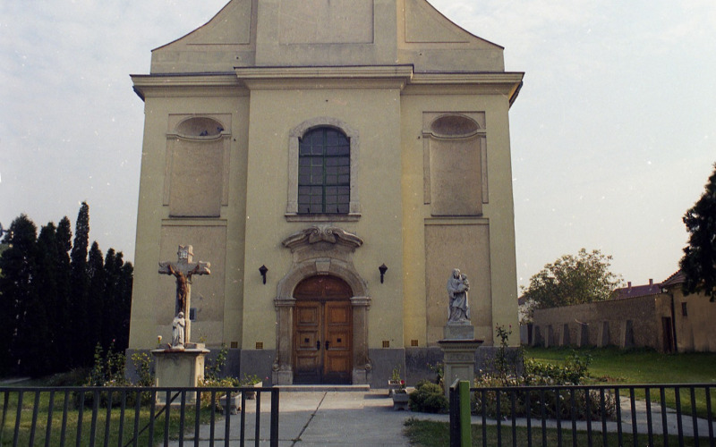 3.	A templom főhomlokzata. Fotó: Keresztessy Csaba, 1997. MÉM MDK Fotótár ltsz. 223.097ND