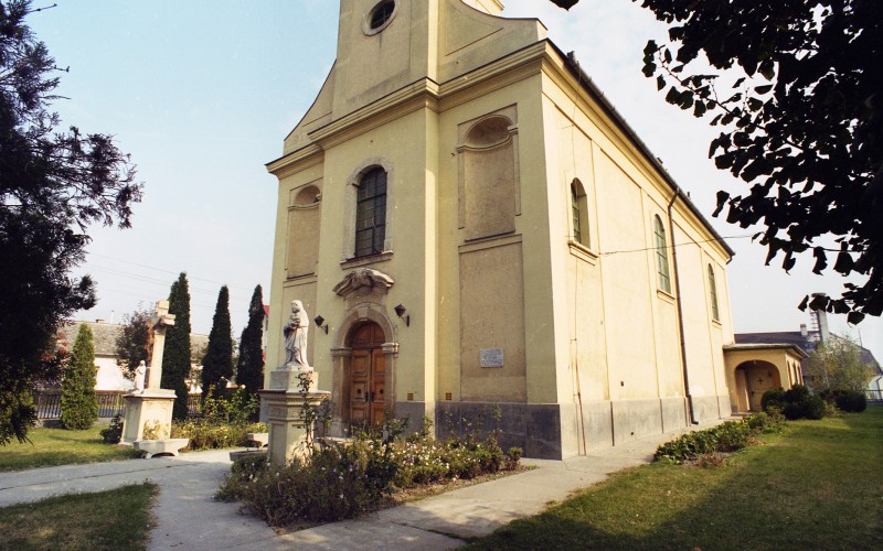 4.	A templom fő és oldalhomlokzata. Fotó: Keresztessy Csaba, 1997. MÉM MDK Fotótár ltsz. 223.098ND