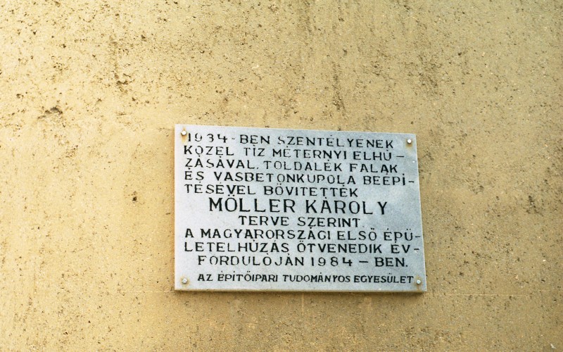 5.	Márványtábla a bővítés 50. évfordulójára. Fotó: Keresztessy Csaba, 1997. MÉM MDK Fotótár ltsz. 223.099ND