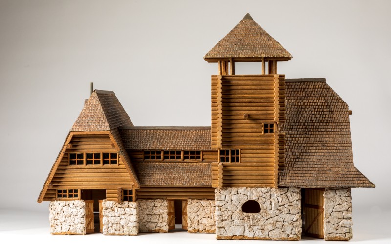 Az állatkerti bölény-és bivalyház mintája egy kalotaszegi kisbirtokos és fia udvarháza volt. A II. világháború okozta sérülések miatt lebontott épületet 2010-ben építették újjá. fotó: Nyirkos Zsófia