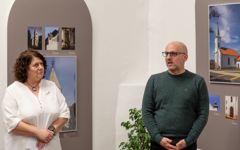 Szokoliné Kocsis Mária – a Püspöki Palota létesítményvezetője, Jankovics Norbert régész-művészettörténész, főmuzeológus, a kiállítás kurátora 