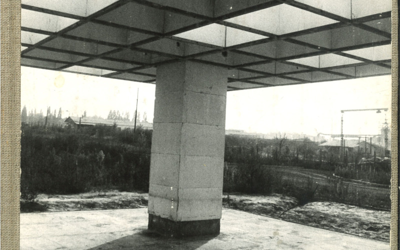 A Lift-Fieldről készült jelentés címlapja az építés alatt levő épülettel. Budapest, 1975