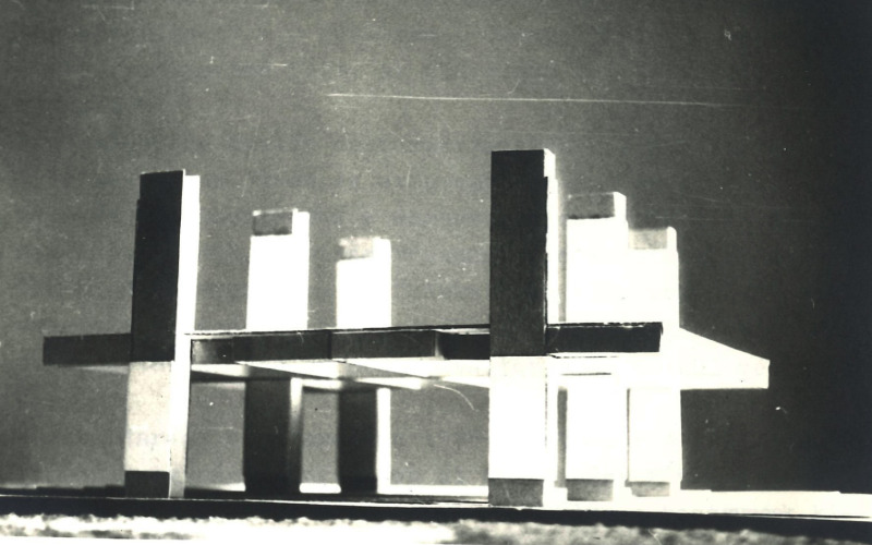 A szigethalmi nyaraló szerkezeti makettje és építése. Forrás: Hajdú László: A nem-tektonikus rendszerek akalmazásának problémái a sajátház-építésben. Műszaki doktori értekezés, 1976. 86. o.