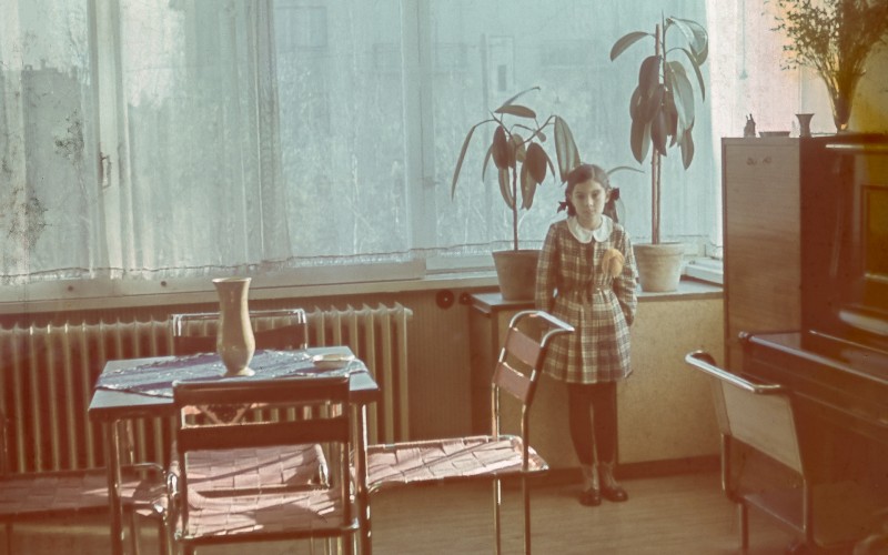 Molnár Éva, Molnár Farkas lánya a Lotz Károly utcai lakásban, 1940-es évek eleje. MÉM MDK Múzeumi Osztály