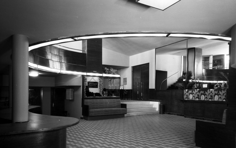 A Simplon mozi előcsarnoka. Budapest XI. Bartók Béla (volt Horthy Miklós) út 62-64. A bérházat tervezte: Preisich Gábor és Vadász Mihály. Belsőépítészet: Révész Zoltán tervei alapján. 1934. Fotó: Kozelka Tivadar. MÉM MDK Múzeumi Osztály