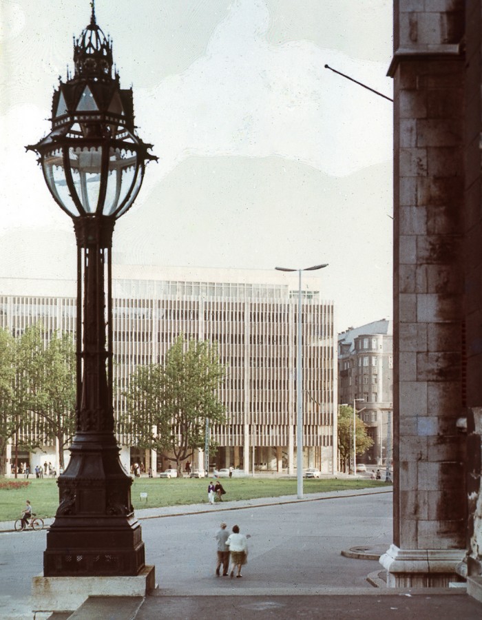 Az 1968-tól tervezett Kossuth téri székház Budapesten a Kereskedelmi Kamara és az MTESZ számára (lebontva)