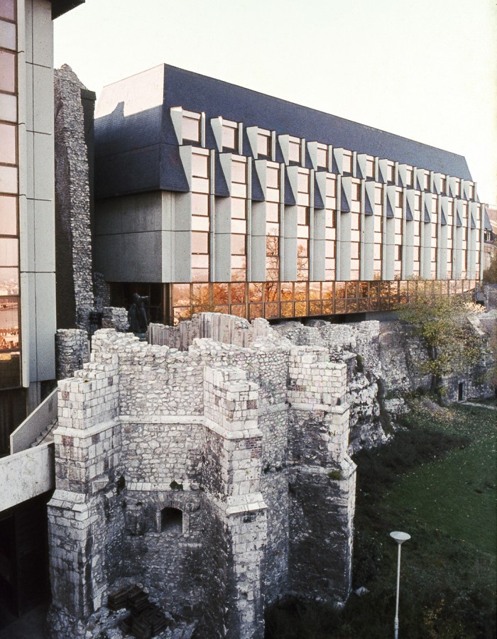 A Hilton dunai homlokzata a középkori domonkos templom maradványaival