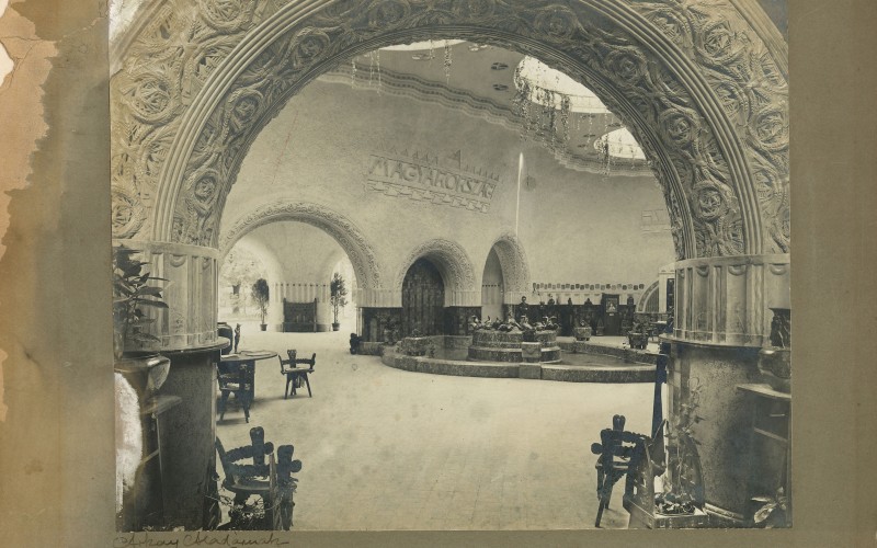 Az 1906-os Milánói Világkiállítás magyar pavilonjának enteriőrje ifj Weinwurm Antal és Társa felvételén, Árkay Aladárnak dedikálva