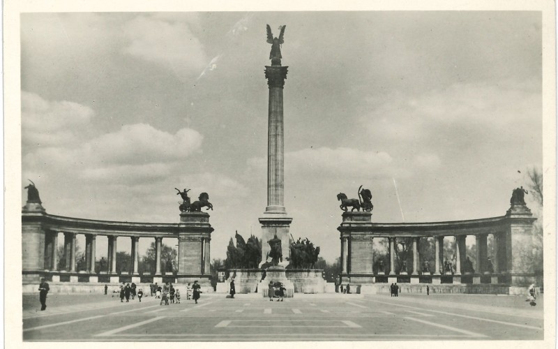 A Hősök tere képeslapon. Foto Röckel, Gárdony és Fenyvesi Képeslapkiadó Vállalat, dátum nélkül.