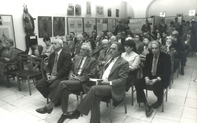 Valter Ilona Romanische Sakralbauten Westpannoniens című könyvének bemutatója az OMF székházában, 1985. A második sorban jobbról a második: Hokkyné Sallay Marianne © Valter Ilona
