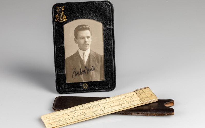 Rados Jenő Műegyetemi arcképes igazolványa az 1914/1915 tanévre és logarléce. Fotó: Hack Róbert, 2022. MÉM MDK Tudományos Irattár, Lymbus ltsz. K 1877