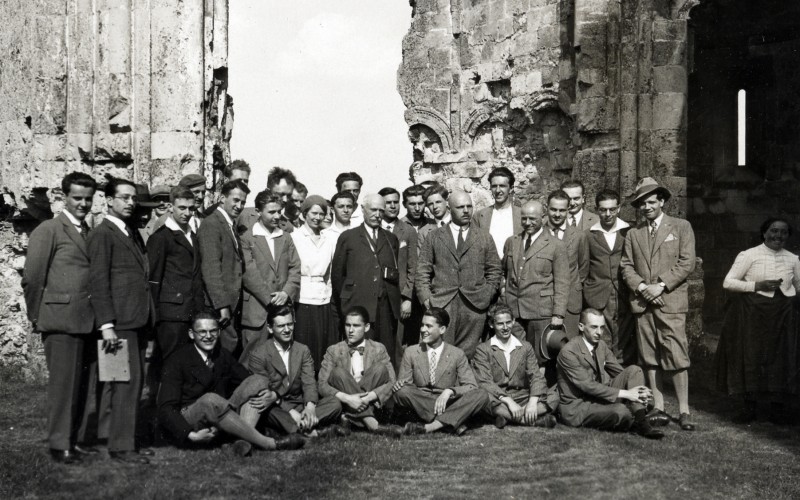 Möller István és Rados Jenő Zsámbékon egyetemi hallgatók körében az 1920-as években. MÉM MDK Tudományos Irattár, Lymbus ltsz. K 1829 Möller István-hagyaték