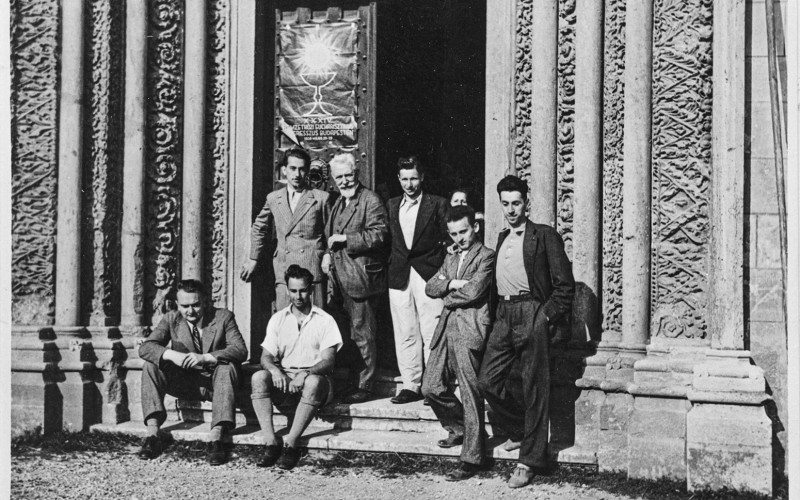 6. Lux Géza (bal alul) és Csányi Károly egyetemi hallgatóikkal a lébényi Szent Jakab-templom bejárata előtt, 1938, MÉM MDK Fotótár 149.461aN.