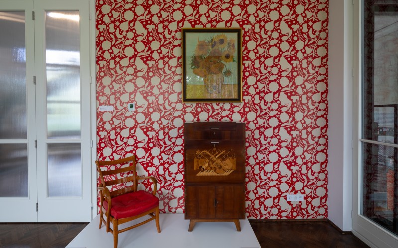 Ebédlő napraforgókkal. Kaesz otthonok 1925-1960. kiállítás a Walter Rózsi-villában. A falon a Napraforgók textilminta látható. Fotó: F. Tóth Gábor, 2024.
