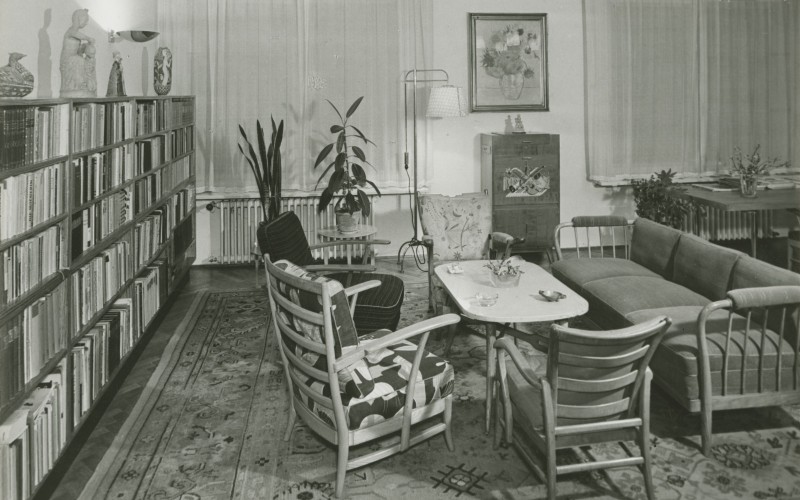 Kaesz Gyula és Lukáts Kató utolsó, Petőfi téri otthonának nappalija. 1940-es évek. MÉM MDK Múzeumi Osztály